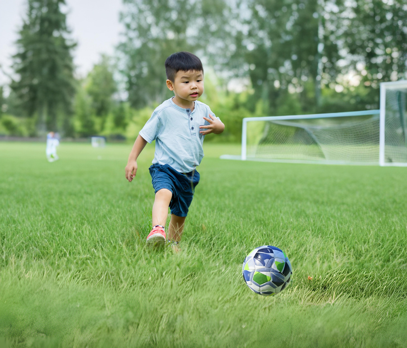 Niño disfrutando del fútbol mientras juega solo en el campo.